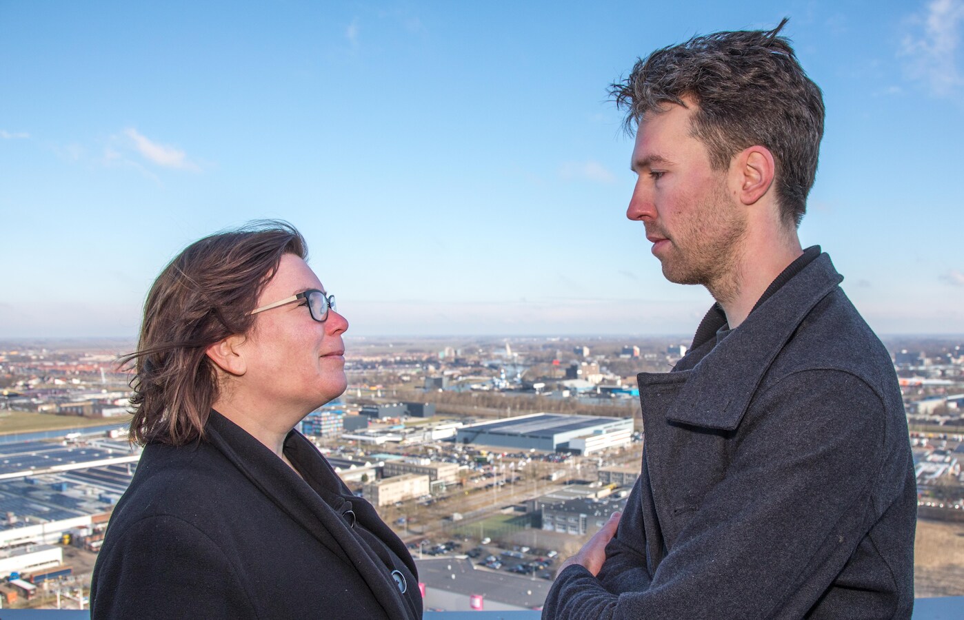 Eefke Meijerink (PvdA) en Brammert Geerling (SP) op de IJsseltoren in Zwolle. Wie krijgt het in de stad voor het zeggen na 21 maart?