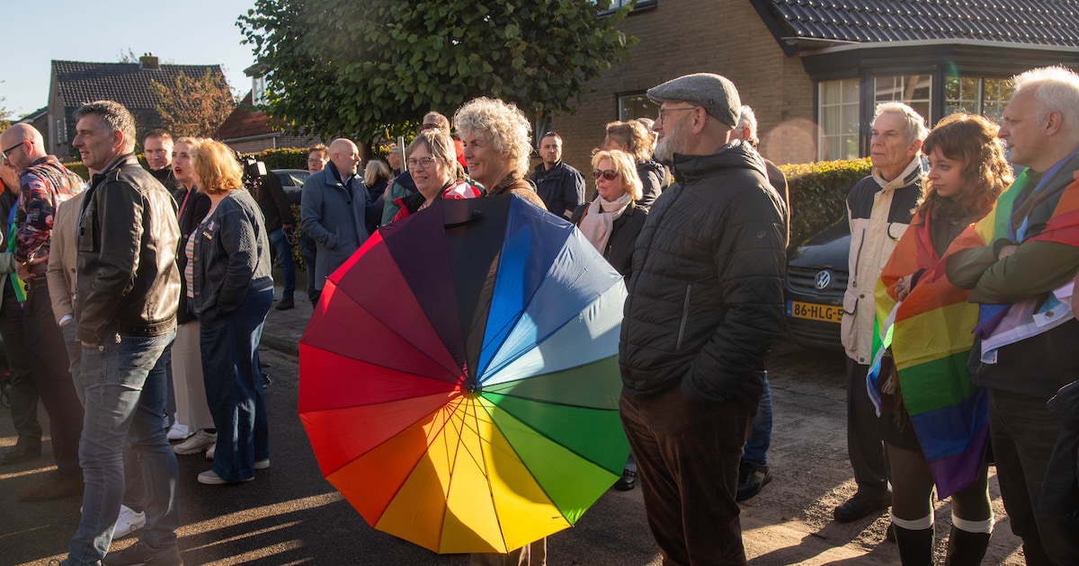Hijsen van regenboogvlag in Oldebroek krijgt meer aandacht dan ooit: ‘Het emotioneert me’