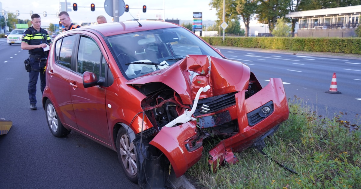 Auto flink beschadigd door harde botsing tegen paal in Zwolle.