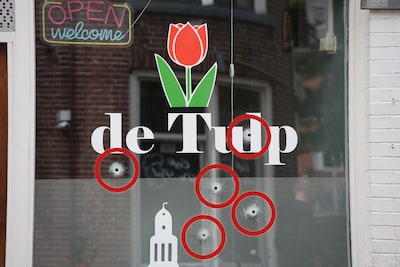 Schutter filmt hoe hij vijf kogels afvuurt op coffeeshop in Zwolle: beelden gedeeld op tv