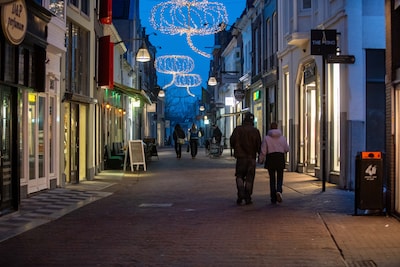 Man (22) raakt ernstig gewond bij mishandeling in Deventer, twee verdachten aangehouden