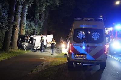 Bestelauto klapt frontaal tegen twee bomen in Barneveld, bestuurder zwaargewond