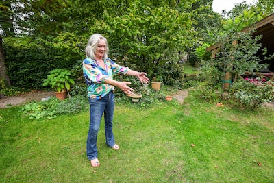 Ineke kijkt naar buiten en ziet dan uniek schouwspel in haar tuin: ‘Toen kwam die enorme knal’
