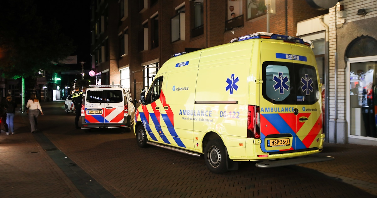 Jongeman gewond bij mogelijk steekincident in centrum Apeldoorn