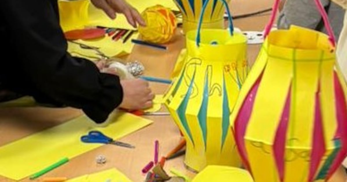 Kinderen Noodopvang Walibi lopen lampionoptocht in Biddinghuizen