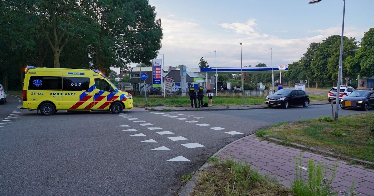 Auto en fietser in botsing aan Gelderseweg in Zeewolde, geen gewonden