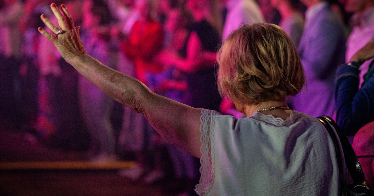 Kerkdienst met gospelmuziek in feesttent Beemter Oranjefeesten