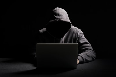Verdachte (22) van helpdeskfraude op heterdaad betrapt: ‘De politie stroomde naar binnen’