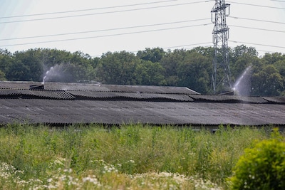 Brandweer spuit stal met 23.000 kippen nat in Voorst: ‘De eigenaar maakte zich ernstige zorgen’