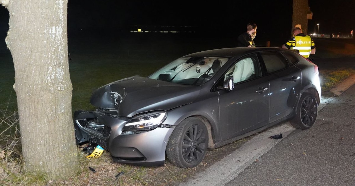 Auto rijdt tegen boom aan in Staphorst