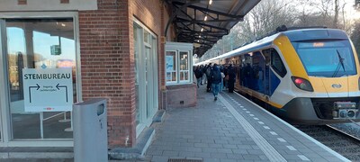 Treinreizigers stemmen in Nunspeet tussen de schilderijen: ‘Ik dacht: misschien staat er een rij’
