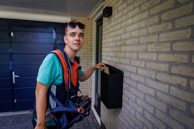Postbode Luuk (18) maakt iedereen in zijn buurt vrolijk: ‘Hij bezorgt meer dan post alleen’