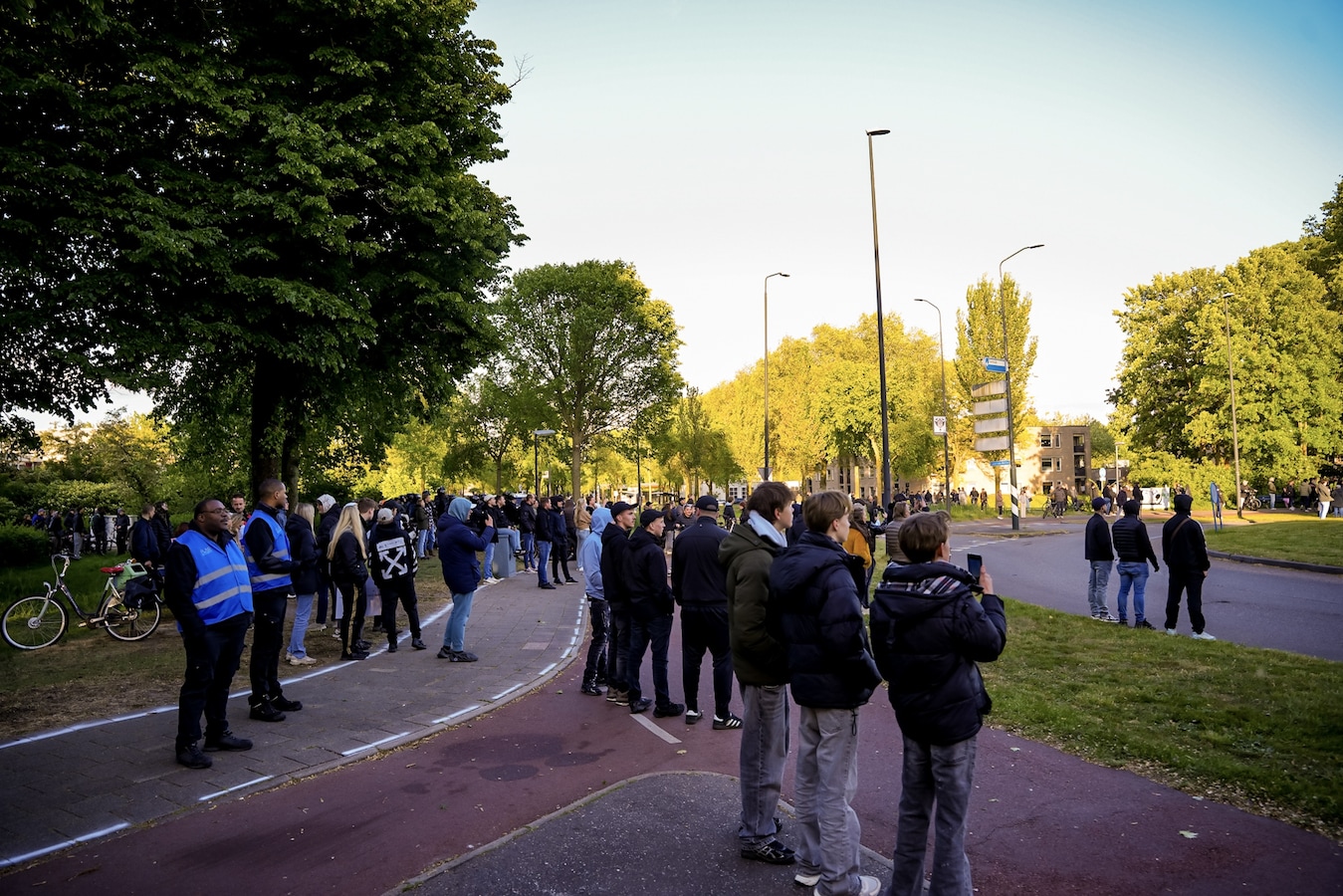er-vinden-dagelijks-demonstraties-plaats-tegen-de-noodopvang-op-de-rotonde-in-apeldoorn
