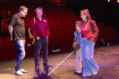 Ook wie blind is, geniet van deze Grease-musical: ‘Ze zien meer dan mensen die wél kunnen zien’
