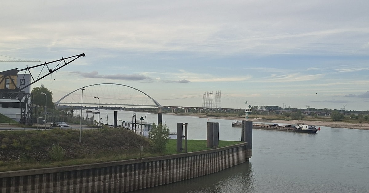 Schip vastgelopen op de Waal in Nijmegen, omstanders horen ‘schurend’ geluid