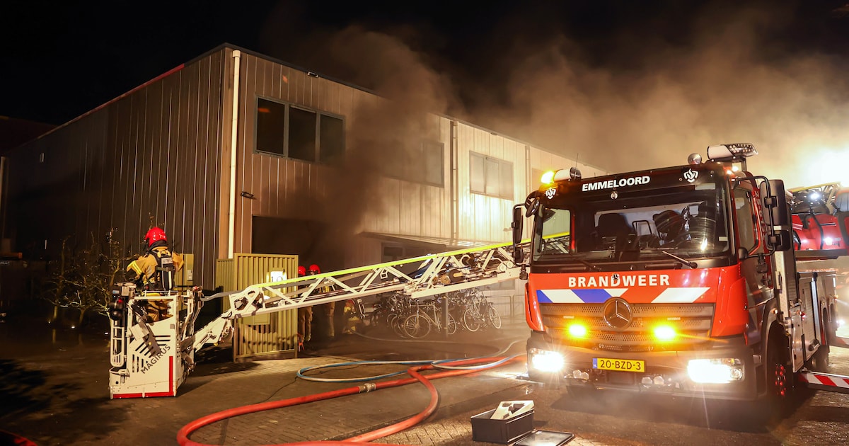 Enorm veel rook bij brand op Urk, fietsenwinkel zwaar beschadigd