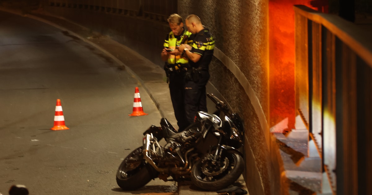 Motorrijder betrokken bij ongeval bij spoorwegviaduct in Deventer
