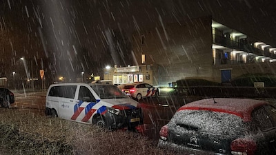 Overvallers dreigen met mes bij snackbar in Almere, politie start zoektocht