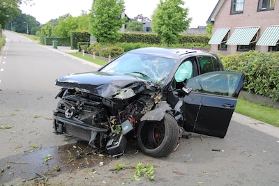 Auto ramt boom in Kootwijkerbroek