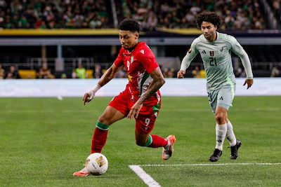 Deze speler van Go Ahead Eagles wil met voetbalgek Suriname naar WK: ‘Kan niet over straat zonder po