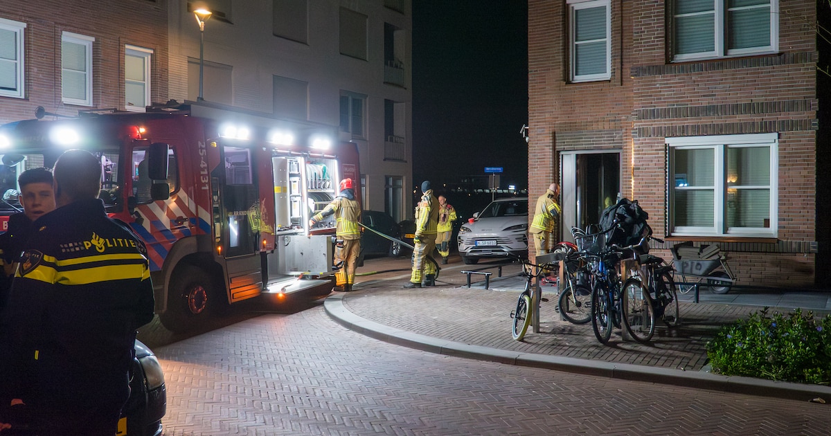 Bewoners schrikken van harde klap: explosief zorgt voor schade en brand bij voordeur | 112 nieuws Al