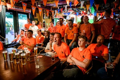 Oranjekoorts stijgt nog niet in Nijkerk: alleen in Hoevelaken WK-wedstrijden op een groot scherm te 