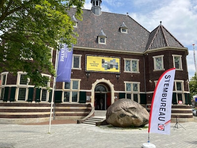 Stemmen tussen de geitjes, borrels en kunst: 4 opvallende stembureaus in Enschede