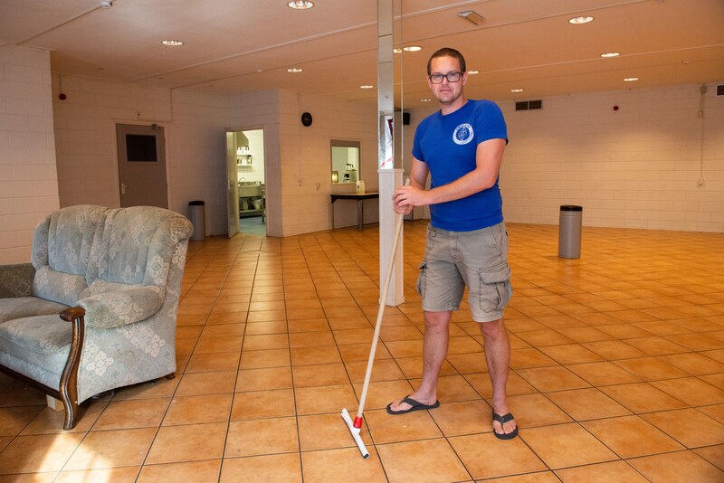 Bij groepsaccommodatie Emsland in Ommen heeft een groep jongeren een flinke puinhoop gemaakt. Frank Ningbers , eigenaar van de accommodatie, kan nu de troep opruimen.