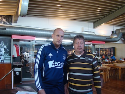 Kor heeft al 4800 kiekjes van zichzelf met voetballers: ‘Alleen met Jaap Stam wil ik niet meer op de foto’