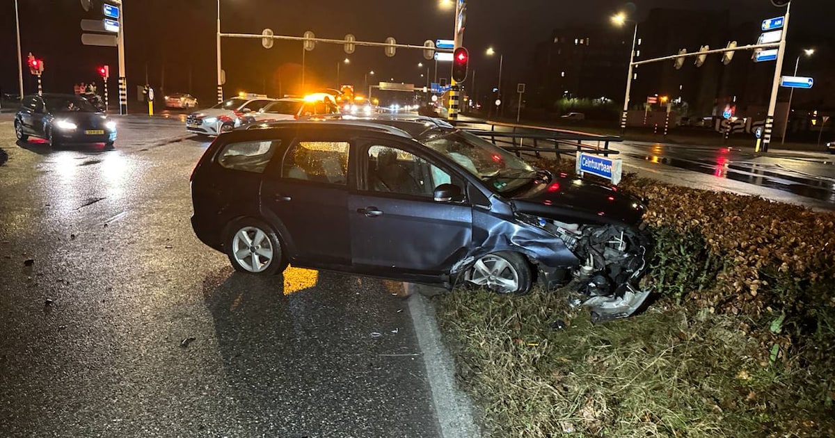 Veel schade na harde botsing op kruising Ceintuurbaan in Zwolle