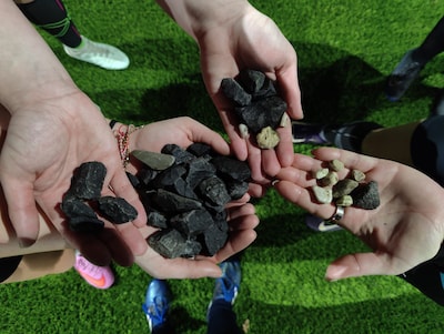 Groot mysterie bij deze Twentse voetbalclub: Waar komen die steentjes op veld 3 toch steeds vandaan?