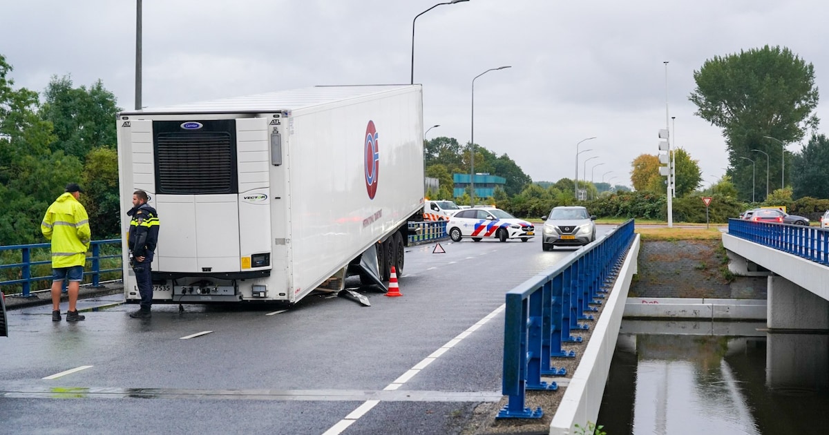 Vrachtwagen verliest oplegger op Oostranddreef in Lelystad