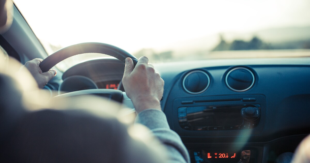 Theo ziet koelvloeistof uit zijn auto verdwijnen en vreest het ergste, tot hij ontdekt wat er mis is