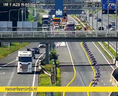 Vrachtwa­gen verliest lading slachtaf­val op A28 bij knooppunt Hattemerbroek