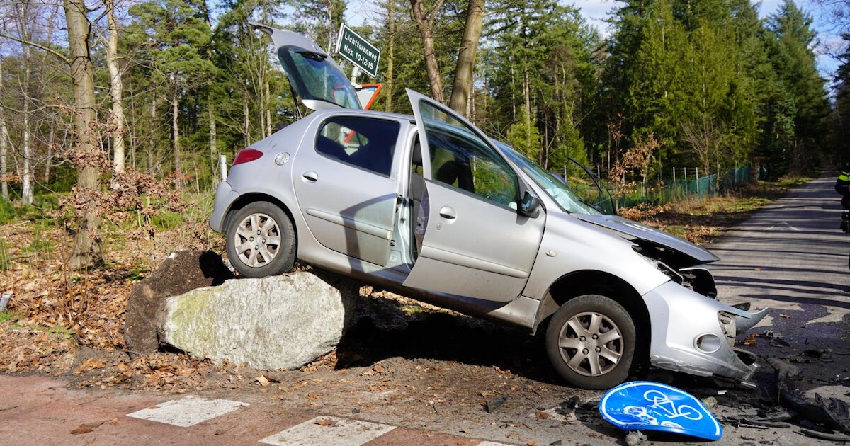 Auto raakt van de weg en komt tot stilstand op steen in Epe
