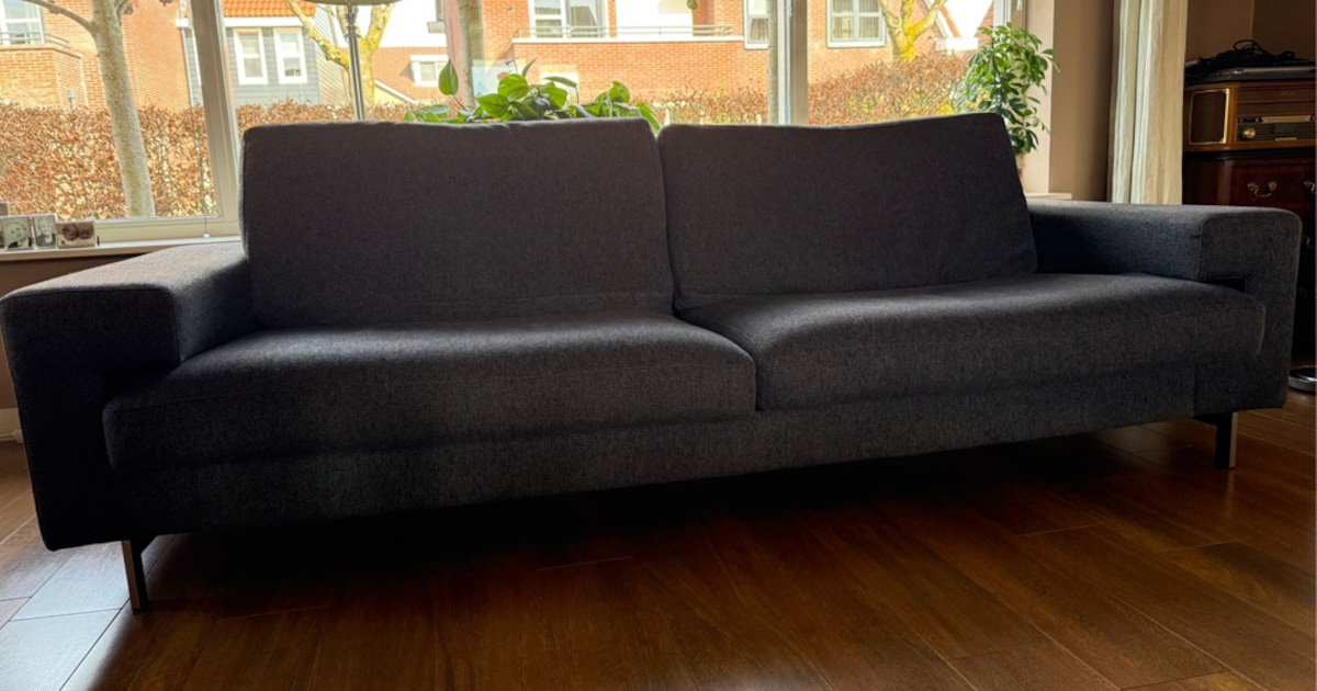 Een diaprojector, vier jaargangen van de Kampeer Kampioen en twee banken: het is gratis op te halen