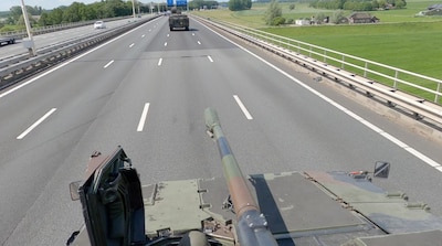 KIJK | Pantservoertuigen rijden over de A28 bij Zwolle