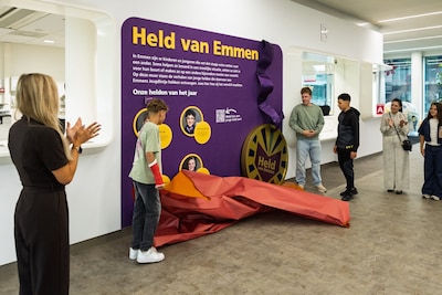 Heldenmuur met verhalen jonge helden nu te zien in gemeentehuis Emmen