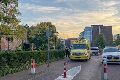 Agenten halen man uit het water bij de Koppelpoort in Amersfoort