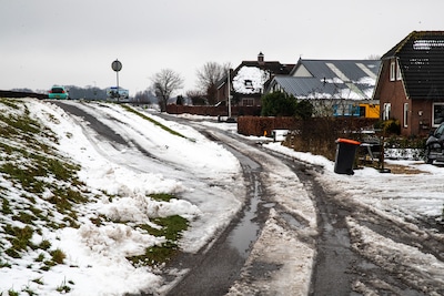 In Welsum komt niemand deze gladde dijk op: ‘Wie moet hier nou strooien?’