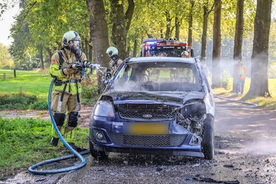 Auto brandt volledig uit in Leusden