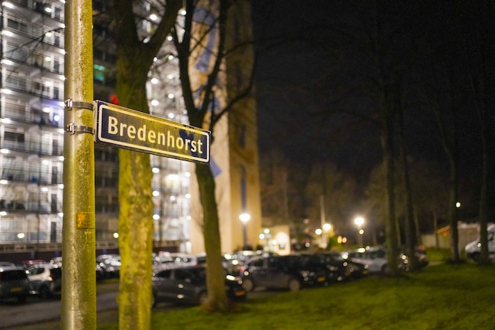 Bij een flat aan de Bredenhorst in Deventer was de politie dinsdagavond met kogelwerende vesten aanwezig.