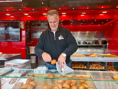 De eerste oliebollenkraam van Zwolle is open: ‘Stëlzoliebol is nu in’