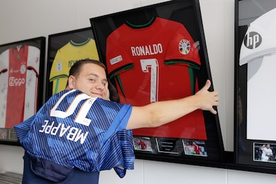 Bart handelt in gesigneerde shirts van Messi en Yamal, maar zijn kostbaarste is voor geen goud te ko