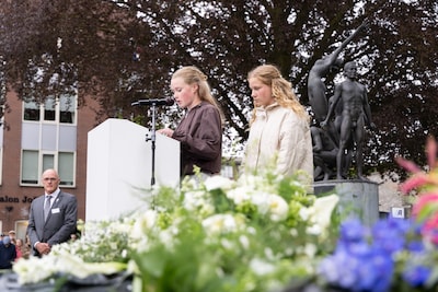 Veel publiek bij dodenherdenking Hardenberg, waar het oorverdovend stil wordt