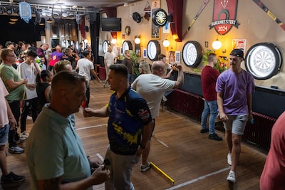 Bij De Burgemeester in Delden leeft darts ook hartje zomer