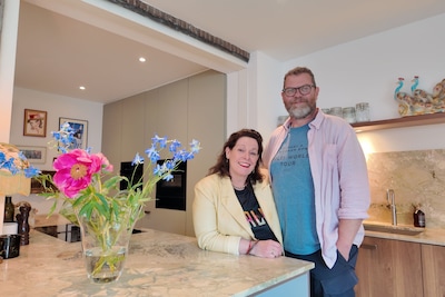Achter een oude Zwolse smederij knapten Marleen en Dennis dit huis op: ‘De trap is paars’