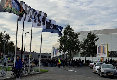 LIVE | Politie op invalswegen; drukte op plein voor Heracles-stadion