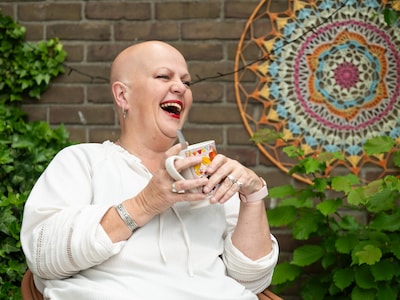 Elly (56) kon niet stoppen met haar haren eruit trekken: ‘Is niet iets om je voor te schamen’