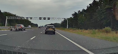 Vrachtwagen verliest glasplaten op A1, beide rijstroken richting Hengelo dicht